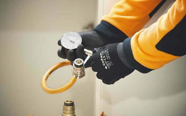 Técnico servicio mantenimiento Repsol Profesional de Silvangas comprobando instalación de gas