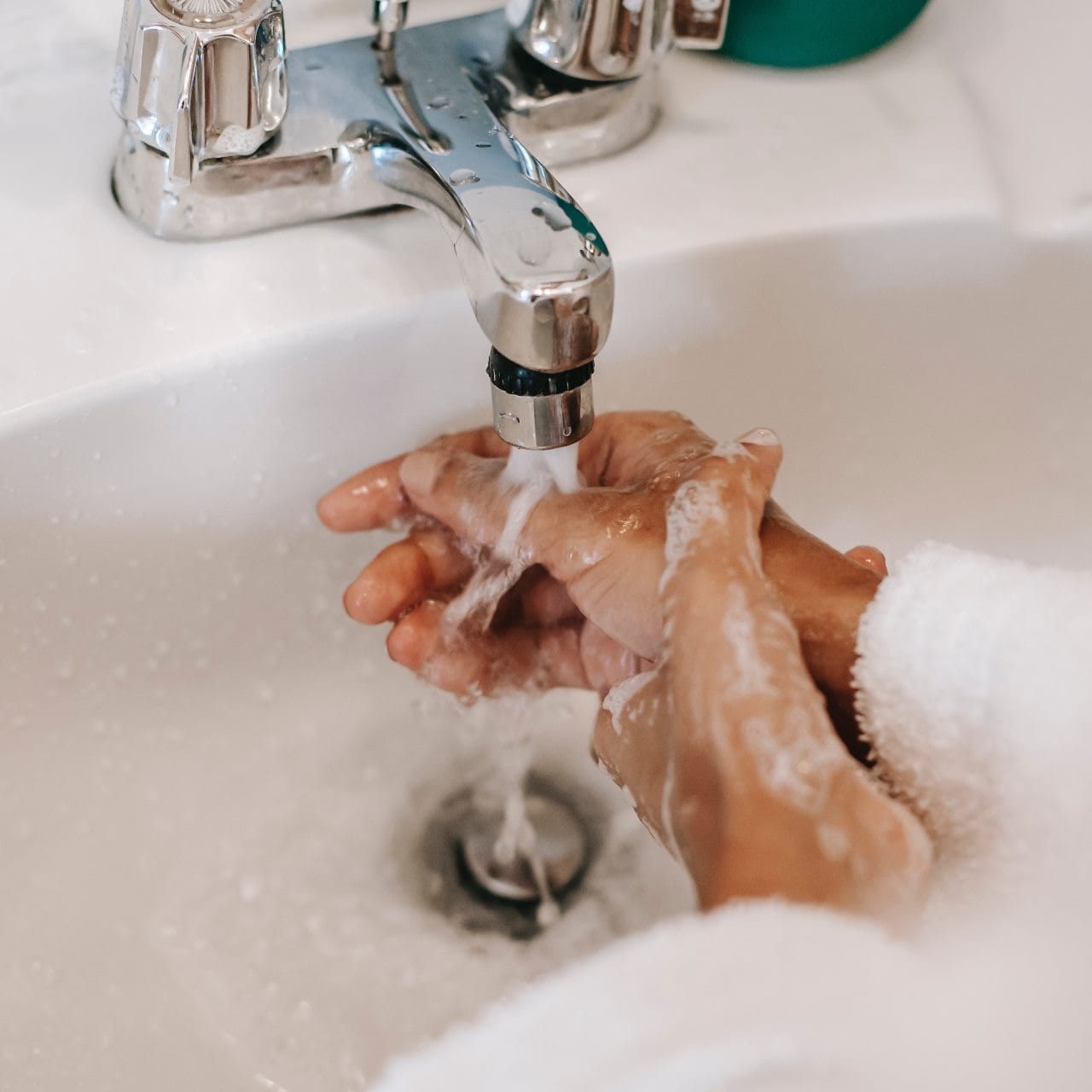 Instalaciones de agua caliente ACS con Silvan Gas imagen de manos bajo el grifo y con jabón gracias a la instalación de agua caliente ACS por Silvan Gas
