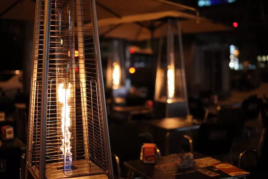 estufa de modelo pirámide imagen de estufa de modelo pirámide en un ambiente exterior relajado vendida por SILVANGAS