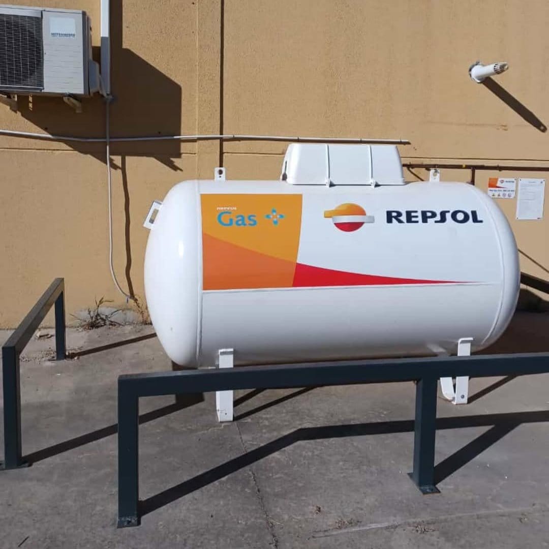 imagen de depósito de gas Repsol protegido con valla