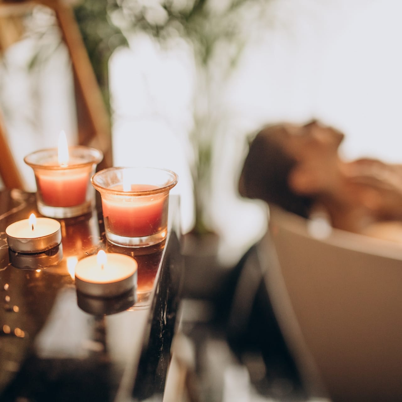 Hoteles, Spa y Empresas de Servicios. Agua caliente con gas butano y propano . Elige Silvan Gas imagen de mujer en bañera con velas relajada con el agua caliente